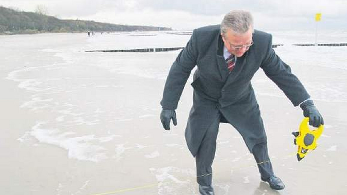 Prezydent Janusz Gromek musiał mierzyć szerokość plaży na dwie raty, bo 30-metrowa taśma miernicza okazała się za krótka.