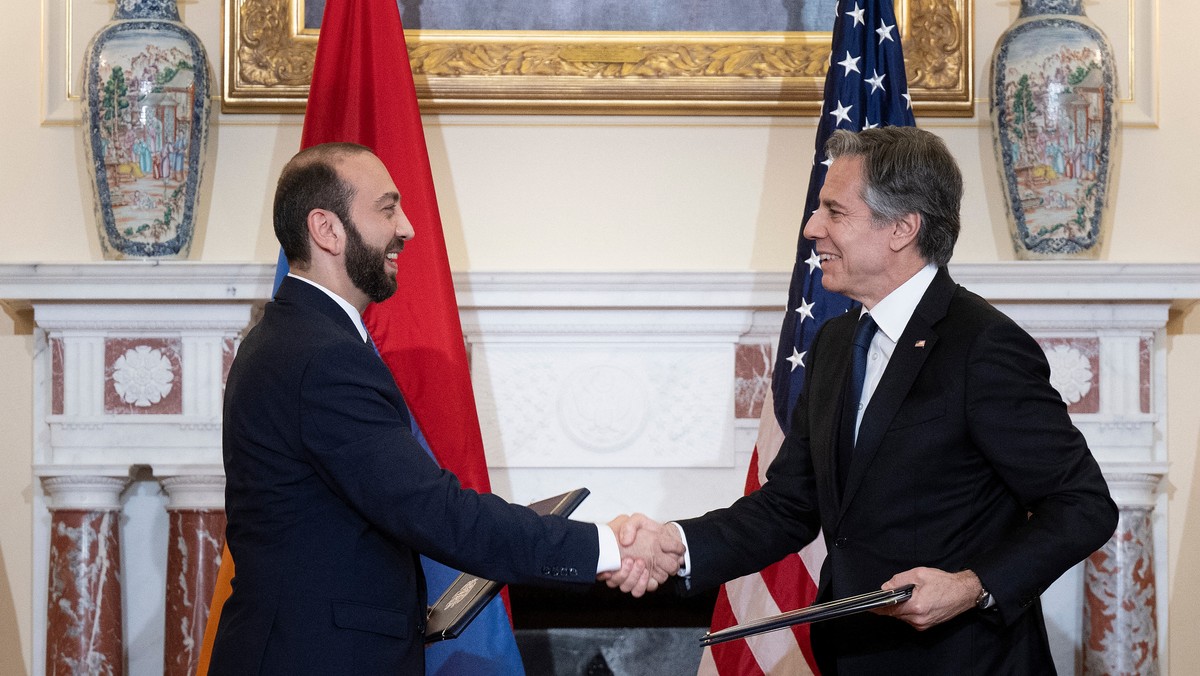Armenia i USA podpisują kartę strategicznego partnerstwa, co jest ważnym krokiem w kierunku zacieśnienia relacji [Źródło: Onet]