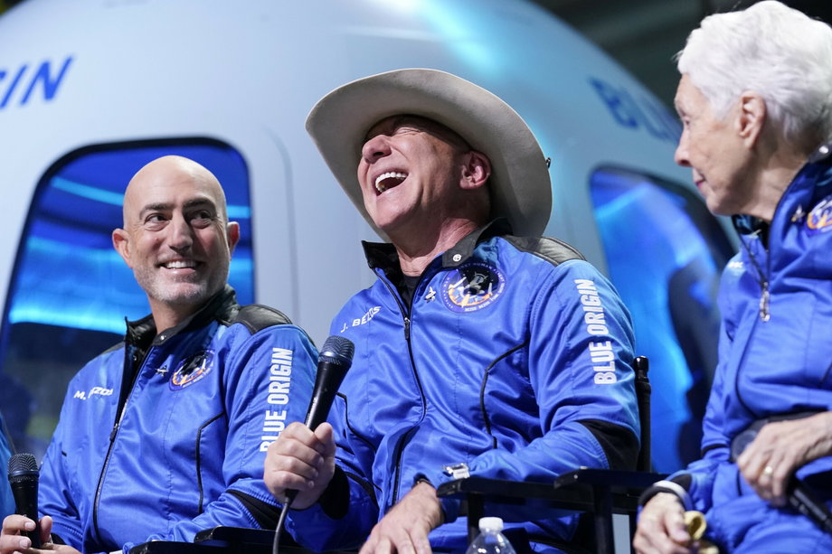 W 2021 r. miliarderzy tacy jak Jeff Bezos (na zdjęciu w środku) i Richard Branson polecieli na skraj kosmosu