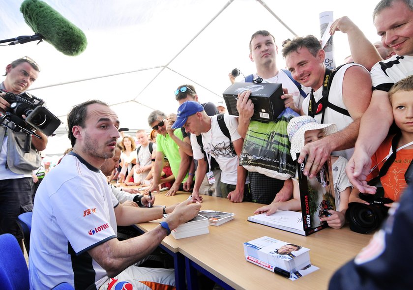 Robert Kubica. To zdjęcie ręki Kubicy przeraża. FOTO po testach GP3