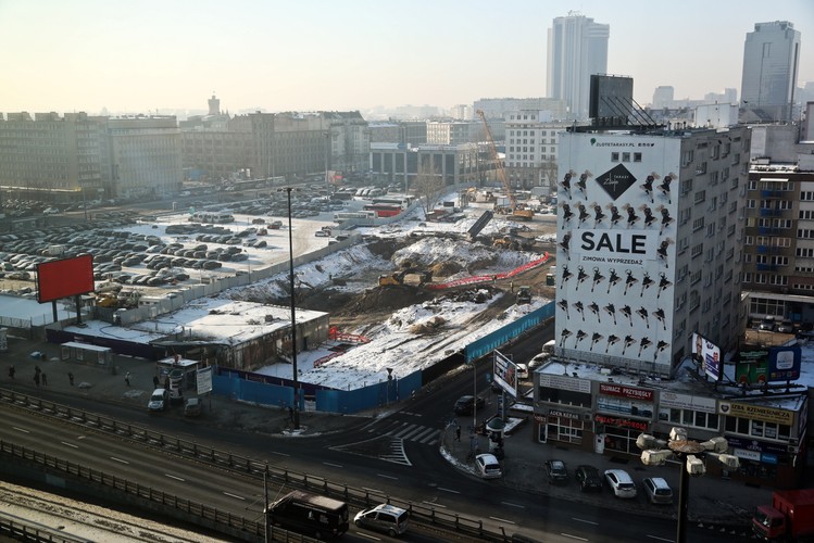 Varso będzie najwyższym wieżowcem w UE i zdetronizuje dotychczasowych liderów. Londyński Shard ma 309,6 m a Commerzbank Tower we Frankfurcie nad Menem 300 m. Najwyższy do tej pory w Warszawie Pałac Kultury i Nauki ma 237 m wysokości wraz ze wspornikiem antenowym. Oddany niedawno do użytku biurowiec Warsaw Spire na warszawskiej Woli liczy 220 m wysokości, a Warsaw Trade Tower przy ul. Chłodnej – 208 m.  Na zdjęciu działka w centrum Warszawy na skrzyżowaniu ul. Chmielnej i Al. Jana Pawła II. (gj) PAP/Rafał Guz