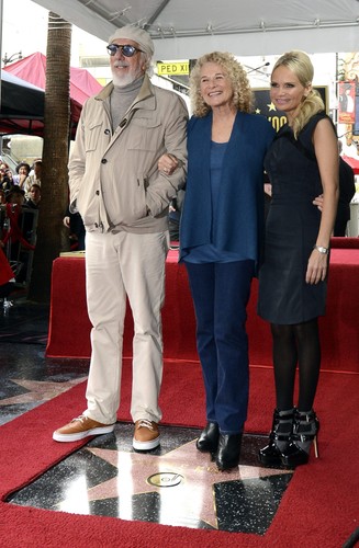 Carole King z przyjaciółmi – aktorką Kristin Chenoweth i producentem Lou Adlerem