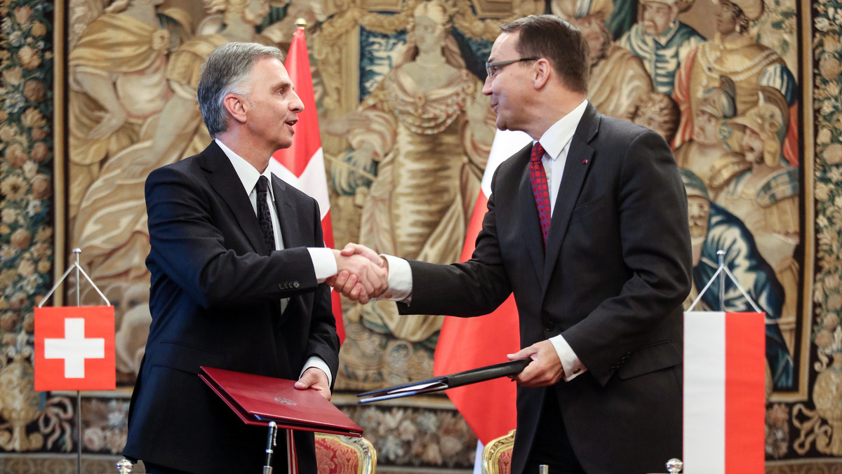 Szef MSZ Radosław Sikorski i prezydent Szwajcarii Didier Burkhalter, który jednocześnie pełni funkcję ministra spraw zagranicznych, podpisali w poniedziałek w Warszawie umowę o wzajemnej reprezentacji w procesie rozpatrywania wniosków wizowych i wydawania wiz.
