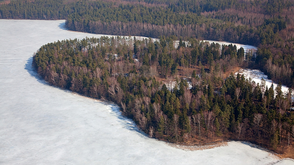 Baseny portowe na mazurskich jeziorach zaczął skuwać pierwszy tej zimy lód. Ratownicy WOPR wyciągają z wody swoje łodzie ratunkowe - powiedział PAP rzecznik mazurskiego WOPR Jarosław Sroka.