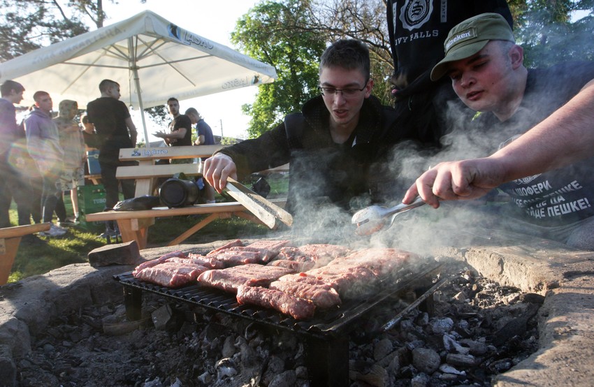 Prvi maj u Srbiji je postao sinonim za roštiljanje