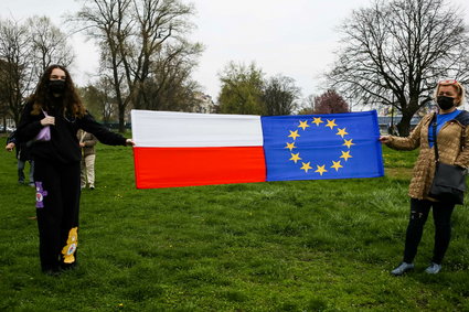 Rośnie ryzyko odcięcia Polski od unijnych pieniędzy