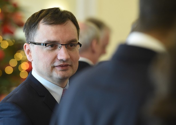 Minister sprawiedliwości Zbigniew Ziobro, przed wtorkowym posiedzeniem rządu, 5 bm. w Warszawie