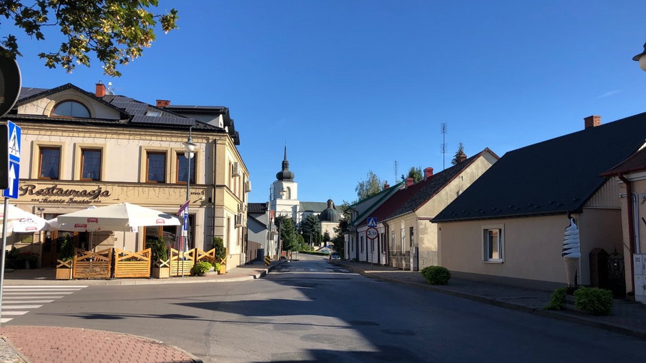 Widok z rynku na bazylikę w Pacanowie