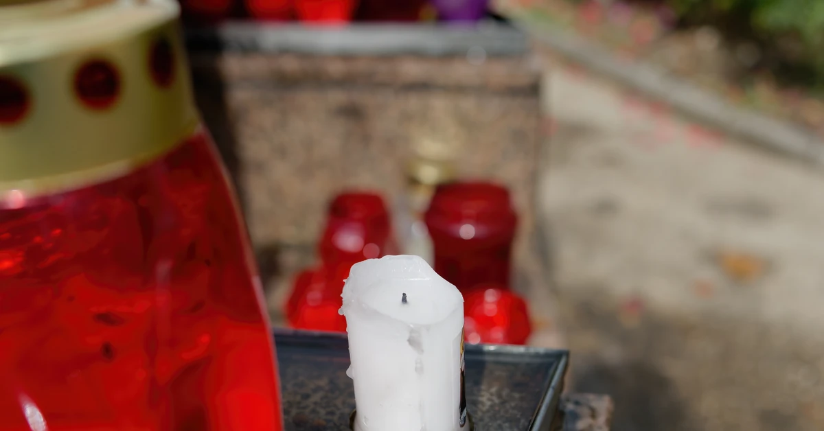 Sprawdzony sposób na zaschnięty wosk. Zastosuj ten jeden genialny trik, a Twój granitowy nagrobek będzie lśnił