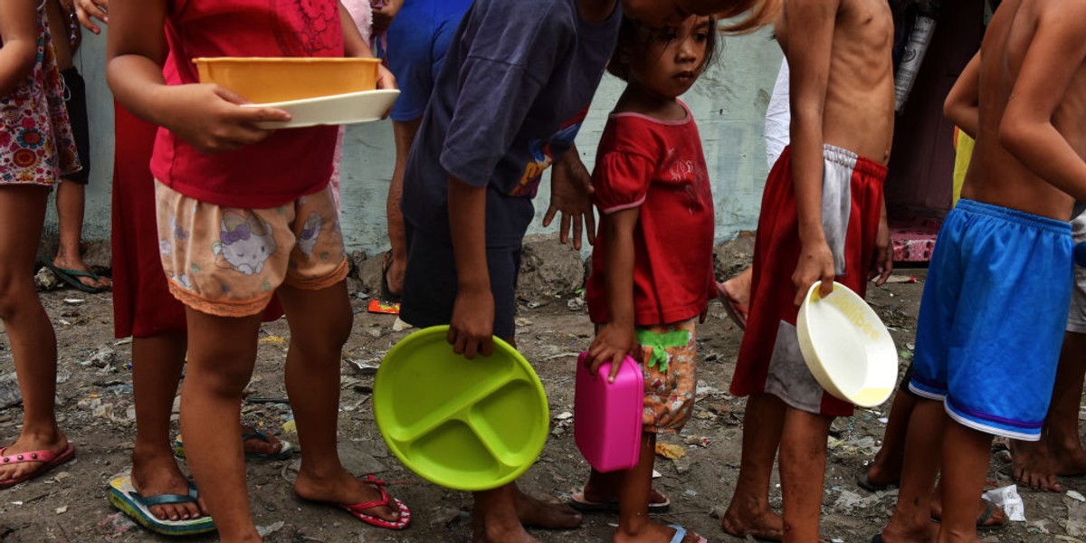 Jak podaje UNICEF w 2013 r. na całym świecie było 767 mln ludzi, którzy żyli za mniej 1,90 dolara dziennie. Połowa z nich nie ukończyła 18 lat.