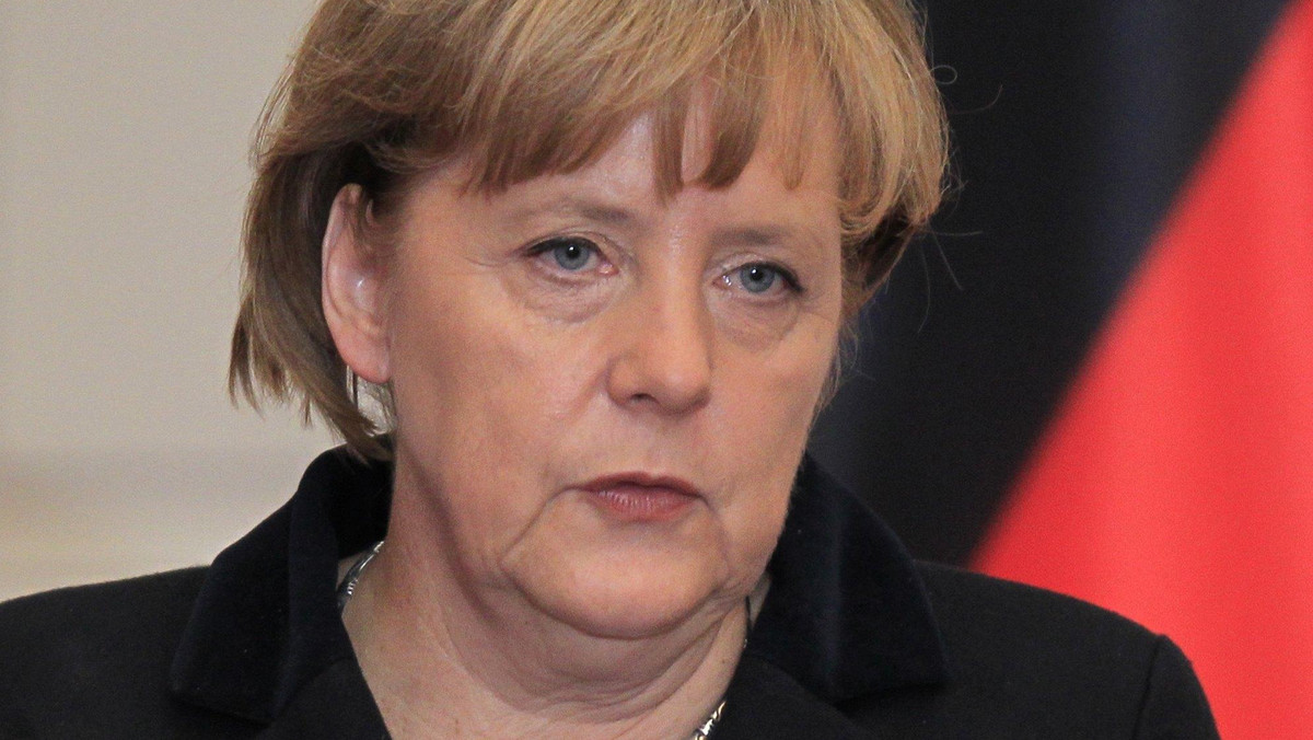 Niemiecka kanclerz Angela Merkel nadal broni prezydenta Christiana Wulffa, krytykowanego za związki z biznesem i próby nacisku na media. Jej rzecznik oświadczył dzisiaj, że nie widzi ona powodów, by zastanawiać się na temat rezygnacji głowy państwa.