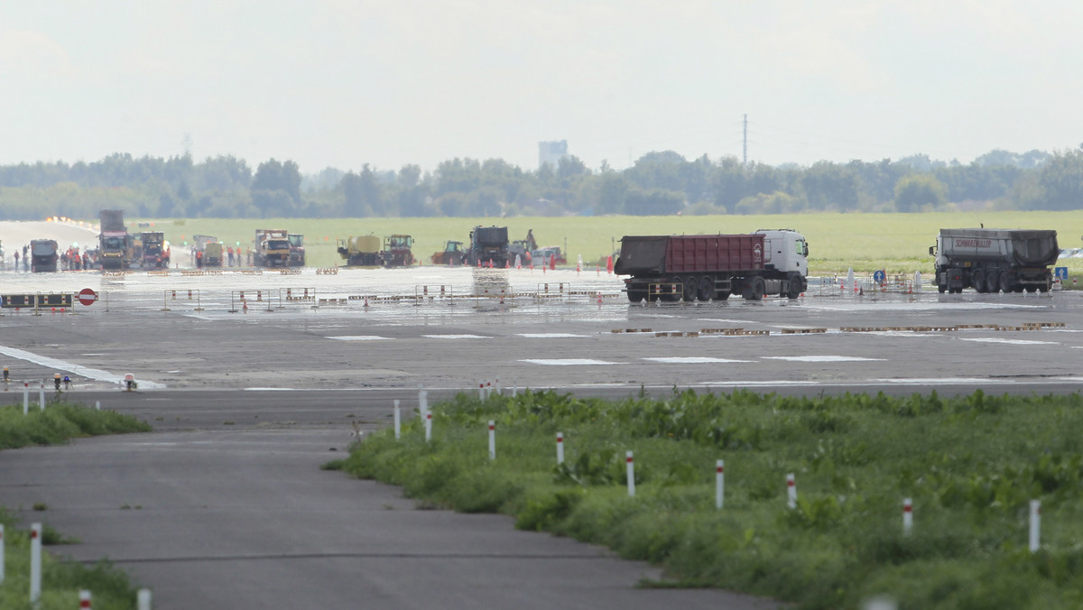 Wczoraj rano skończył się, trwający od trzech kolejnych weekendów, remont skrzyżowania pasów startowych na warszawskim Okęciu - informuje TVN 24.