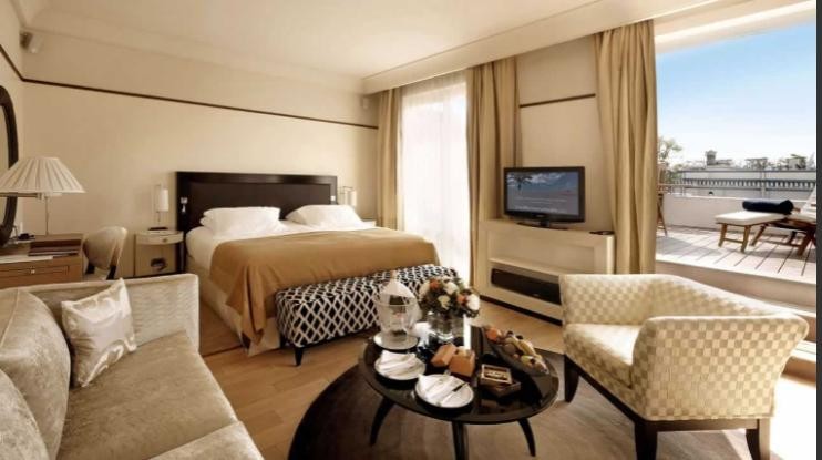 Apartament, Grand Hyatt Cannes Hôtel Martinez
<br><br>
Cannes, Francja
<br><br>
Średnia cena za noc: 37,5 tys. dolarów
<br><br>
Powierzchnia: 180 metrów kwadratowych
<br><br>
Hotel w stylu klasycznego Art Deco otwarty w 1929 roku przez Emmanuela Michele Martineza w czasie II wojny światowej był zajmowany kolejno przez żołnierzy francuskich, włoskich, niemieckich i amerykańskich. W 2013 roku hotel stał się własnością grupy Hyatt. To właśnie tu, na siódmym piętrze można znaleźć luksusowy apartament wyposażony w dwie, ogromne sypialnie, wykonane w marmurze łazienki, salon i jadalnie. Oprócz tego gość może skorzystać z prywatnego, liczącego 290 metrów kwadratowych tarasu.