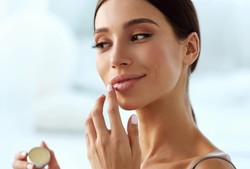 3 skuteczne sposoby na suche i spierzchnięte usta. Poznaj je już dziś