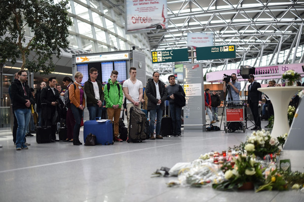 Airbus A320 linii Germanwings, lecący z Barcelony do Duesseldorfu, rozbił się we wtorek, uderzając o zbocze góry w pobliżu miejscowości Meolans-Revel we francuskich Alpach. W krajach związanych z katastrofą trwa żałoba