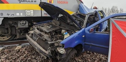 Tragedia w Ozorkowie. Volkswagen wjechał wprost pod pociąg [ZDJĘCIA]