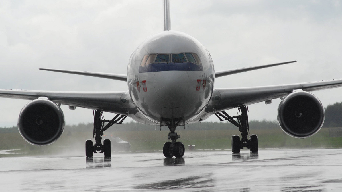 PLL LOT odwołał poniedziałkowy rejs z Warszawy do Nowego Jorku i lot powrotny. Przewoźnik poinformował, że powodem odwołania lotu jest zbliżający się do wybrzeża Stanów Zjednoczonych huragan Sandy.