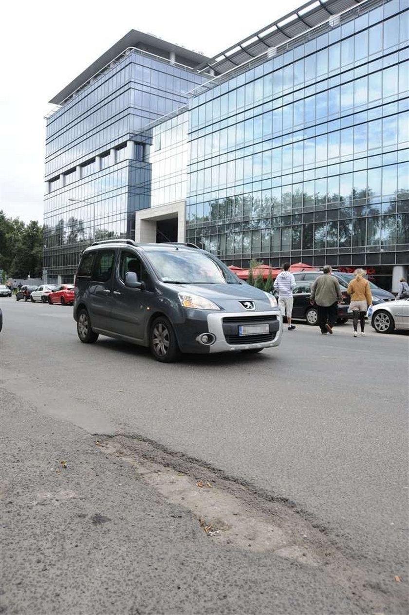 Załatajcie te dziury zamiast stawiać tu parkomaty!