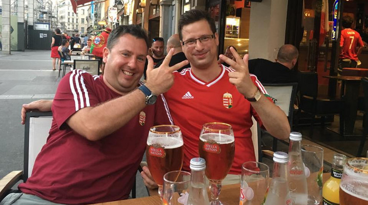 Láng Zsolt (balra) és Gulyás Gergely sör mellett szurkoltak /Fotó: Facebook