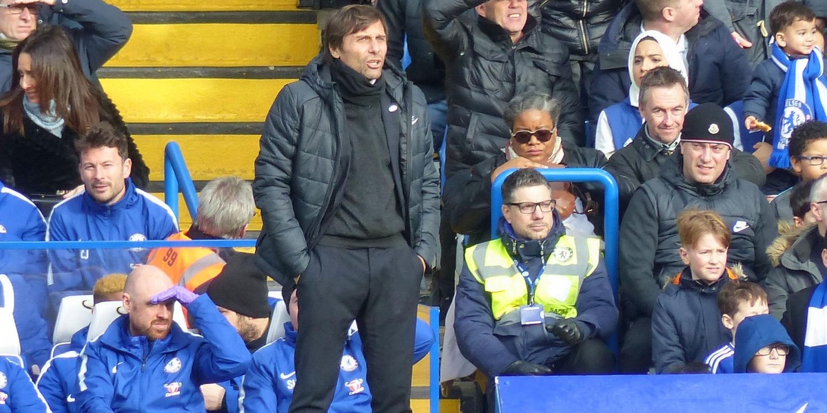 Antonio Conte na ławce trenerskiej Chelsea Londyn w styczniu 2018 r.