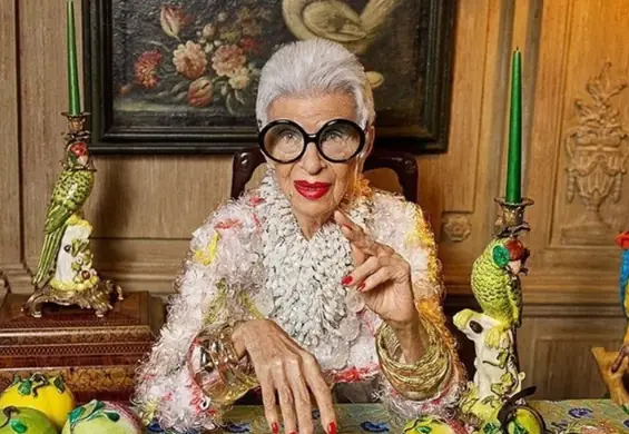 Nosi pióra, cekiny i cały czas zachwyca. Iris Apfel ma 102 lata i wciąż jest ikoną mody