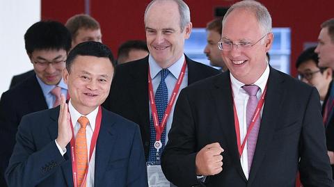 Od lewej: założyciel i obecny CEO Alibaby Jack Ma oraz Kirill Dmitriev, szef jednego z rosyjskich funduszy, które mają współpracować z Chińczykami