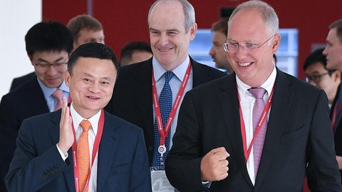 Od lewej: założyciel i obecny CEO Alibaby Jack Ma oraz Kirill Dmitriev, szef jednego z rosyjskich funduszy, które mają współpracować z Chińczykami