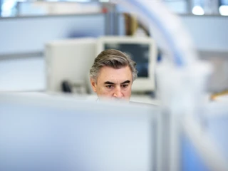 Maciej, 45-latek, pracuje w zarządzaniu w dużej firmie, w międzynarodowym środowisku, ale od 20 lat cieszy się, że w ogóle ktoś zechciał z nim pracować. – Zarabiam dobrze, 7-8 tys. na rękę. Ale że ktoś mi daje pracę i płaci mi, wciąż mnie to zadziwia – mówi. (Zdjęcie ilustracyjne)