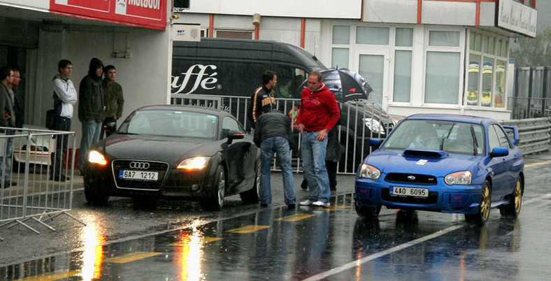 Autodrom Most: sportowe rakiety w deszczu (fotogaleria)