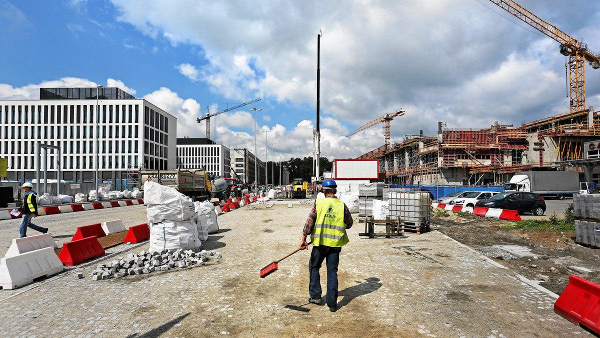 W Międzynarodowym Porcie Lotniczym Kraków-Balice otwarty został czterogwiazdkowy hotel Hilton Garden Inn Kraków Airport, dysponujący 155 pokojami dla gości. Jest to pierwsza ukończona inwestycja związana z rozbudową krakowskiego portu.