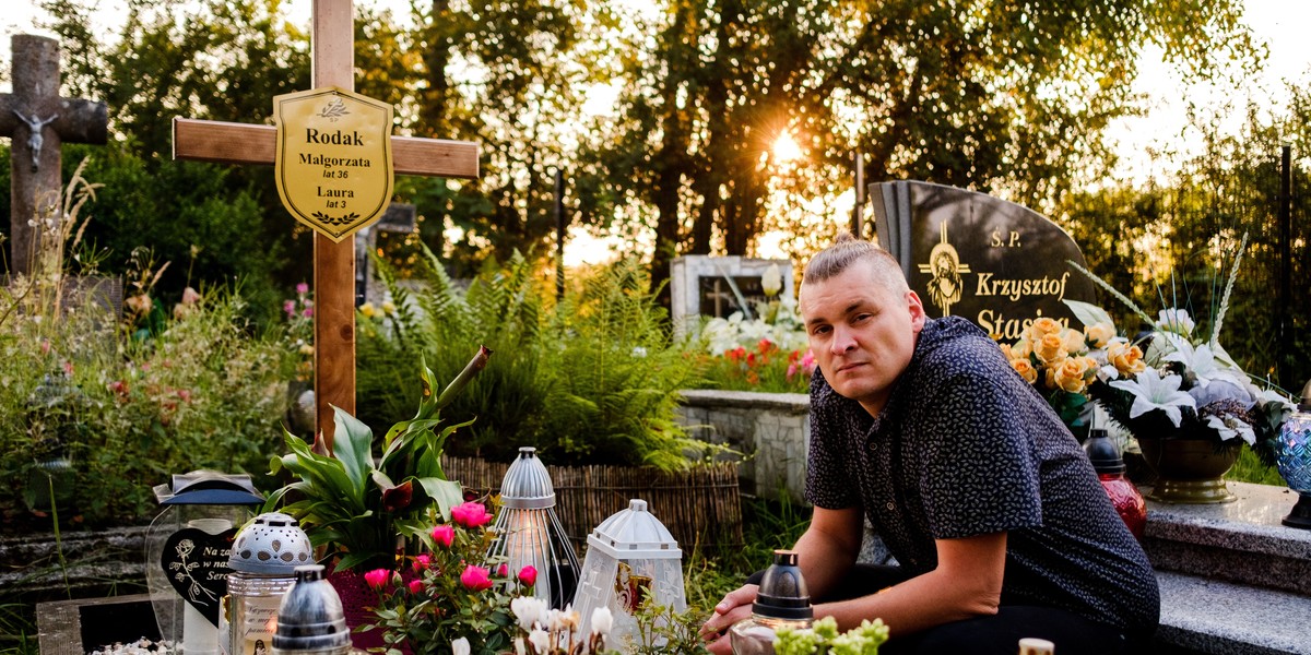 Andrzej Rodak (37l.) z Gilowic nad grobem ukochanej żony Małgorzaty (†36l.) i córeczki Laury (†3l.). 