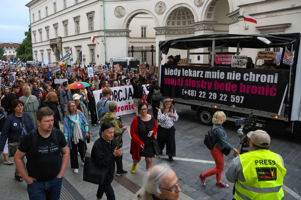 Uczestnicy protestu Strajku Kobiet pod hasłem "Ani Jednej Więcej. Przestańcie nas zabijać"