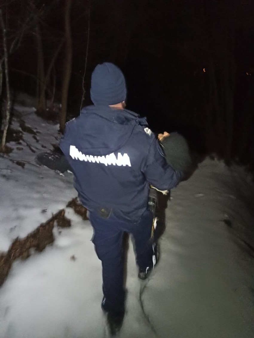 Policajci baku nose na rukama do kuće