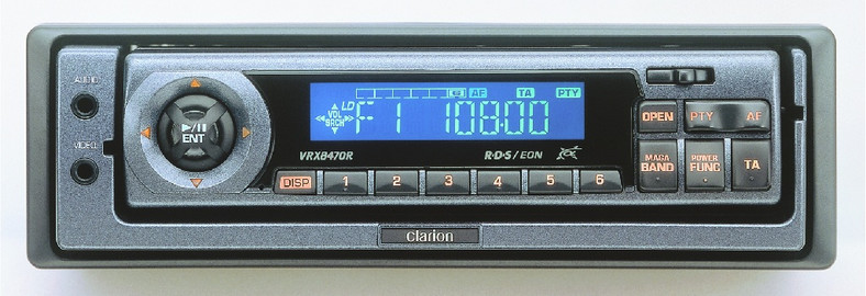 Na zdjęciu model VRX8470 z 1998 roku. W 1999 roku kosztował 10 razy więcej od najtańszego radia kasetowego Clariona: 8699 zł.
