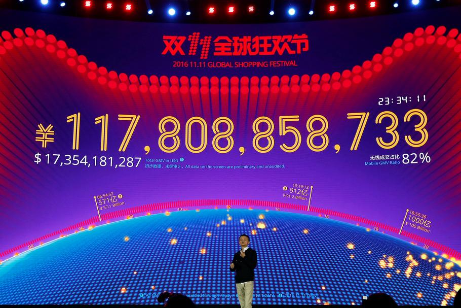 Szef Alibaby Jack Ma, w tle wynik sprzedaży w tegorocznym Dniu Singla / fot. Reuters