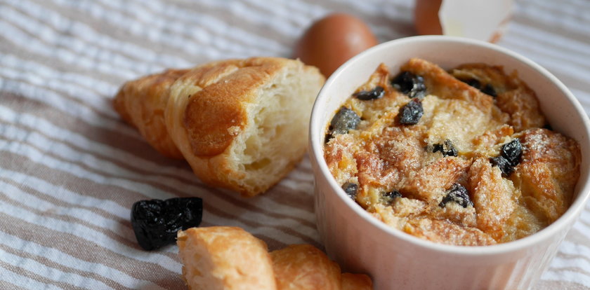 Masz croissanty z poprzedniego dnia? Zrób z nich obłędnie smaczny pudding!