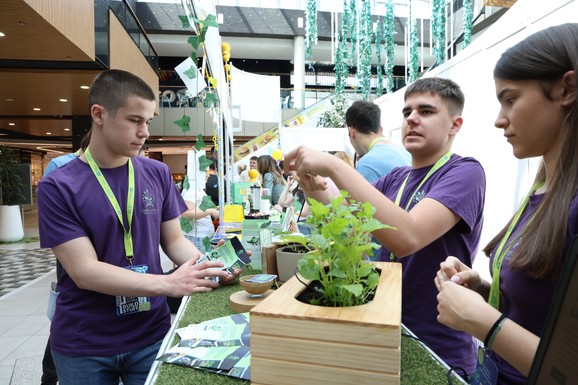 Govorili su im da su samo deca, a oni su napravili proizvod koji svima treba: Srednjoškolci iz Aranđelovca napravili pametnu saksiju koja "sama" gaji biljke (FOTO)