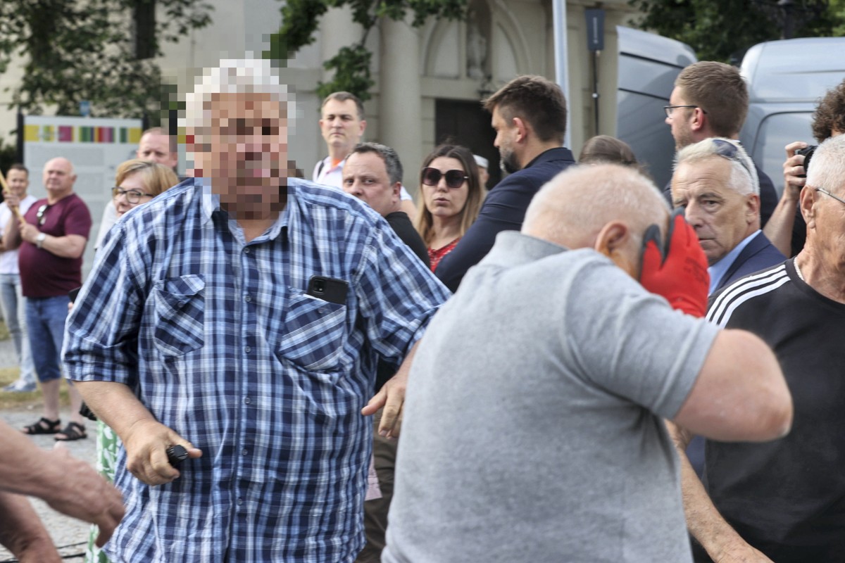 Uczestnicy awantury po zakończeniu konferencji prasowej prezesa PiS Jarosława Kaczyńskiego