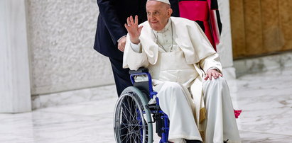Papież Franciszek zdradza swój tajny lek na bolące kolano