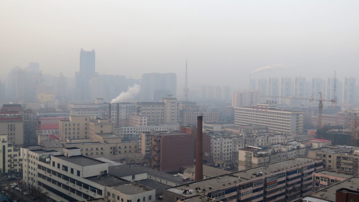 Od dziś w Pekinie obowiązuje po raz pierwszy czerwony alert – ostrzeżenie najwyższego stopnia w czterostopniowej skali dotyczące zanieczyszczenia powietrza.