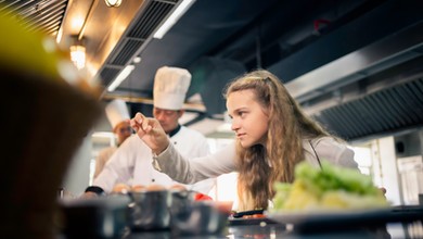 Jedna łyżka do wody i płyta indukcyjna znów lśni. Prosty sposób na tłuste plamy