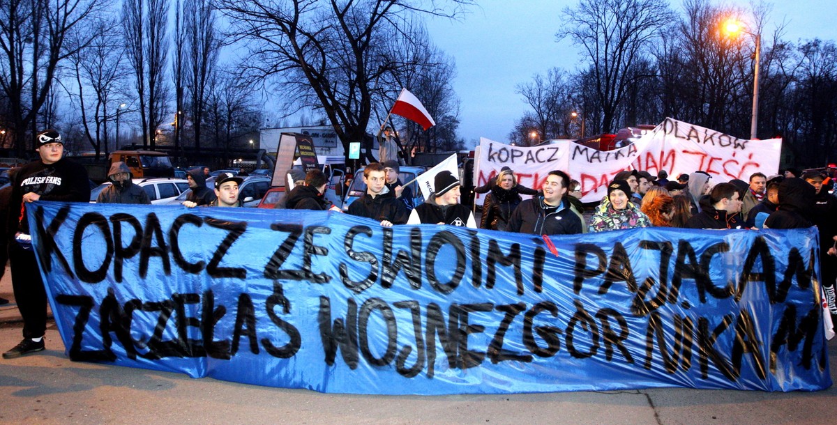 Górnicy przeznaczonej do likwidacji KWK Bobrek Centrum, ich rodziny oraz mieszkańcy Bytomia, podczas protestu w Bytomiu, 14 bm. Przeciwko rządowemu planowi naprawy dla Kompanii Węglowej (KW) protestują już górnicy ze wszystkich 14 kopalń należących do tej spółki. Po południu 14 bm. do akcji przystąpili pracownicy ostatniej z nich - Bolesława Śmiałego.