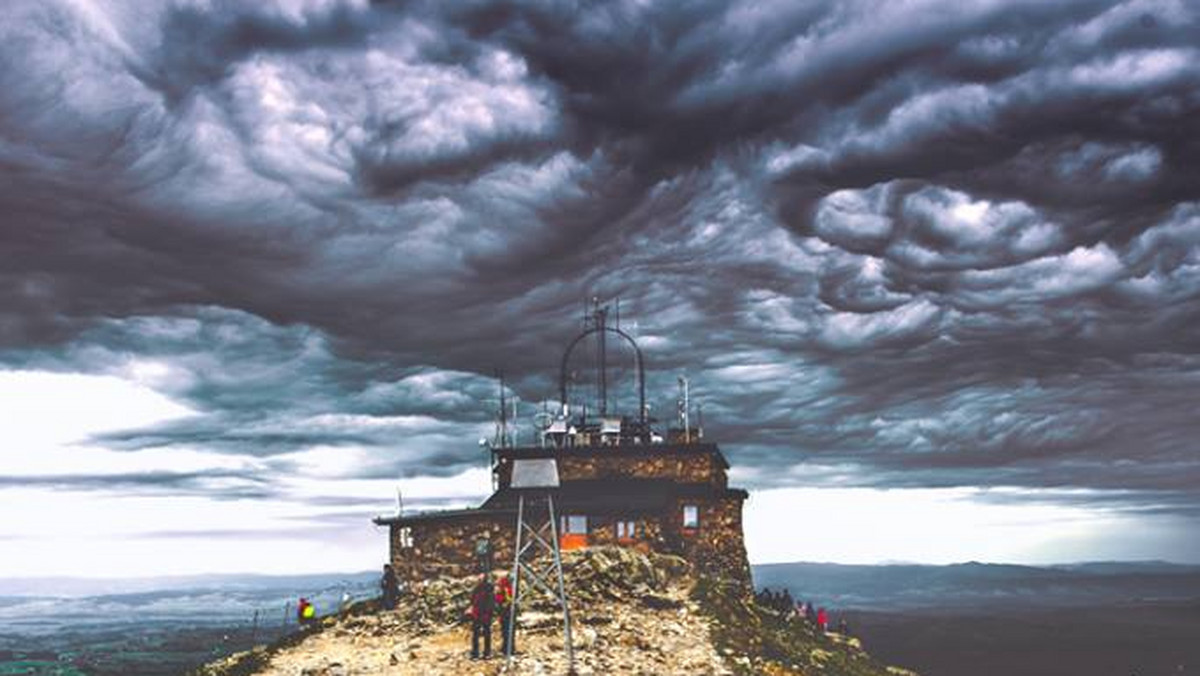 Stacja meteorologiczna znajdująca się na Kasprowym Wierchu była schowana w ciemnych chmurach. Jednak nie zwiastowały one burzy, a ci, którzy widzieli je na żywo, mieli dużo szczęścia.