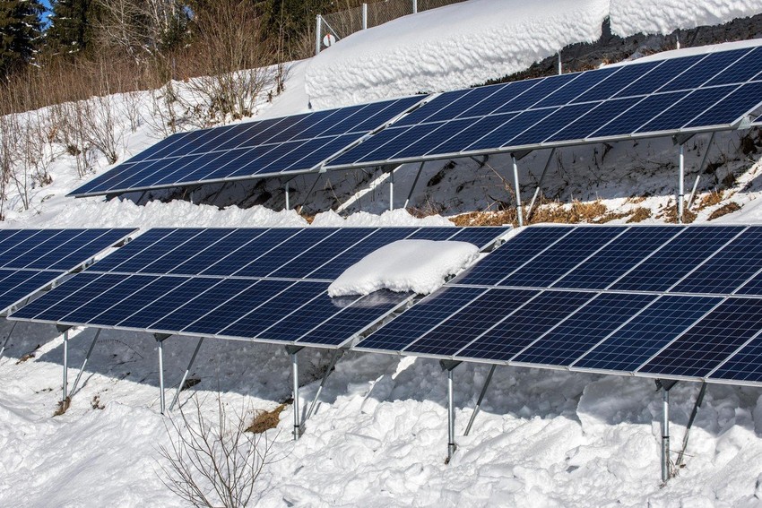 Idealna kombinacija - solarne ploče leti, a snežni TENG zimi