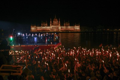 Zdecydowana wygrana Tiszy Petera Magyara. Może liczyć na większość konstytucyjną
