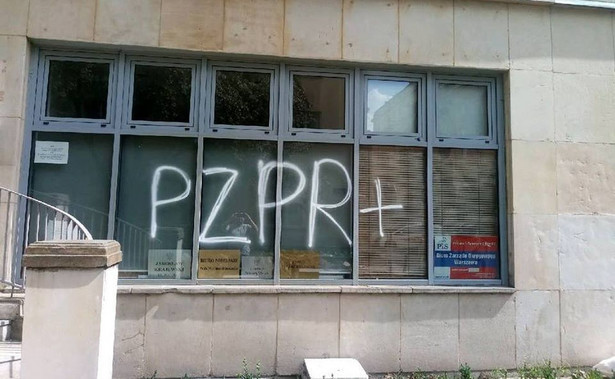 "PZPR" na biurze warszawskiego PiS. "To już kolejny atak"