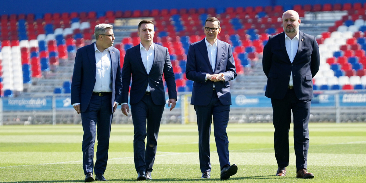 Wizyta premiera Mateusza Morawieckiego (drugi od prawej) na Miejskim Stadionie Piłkarskim RKS Raków Czestochowa.