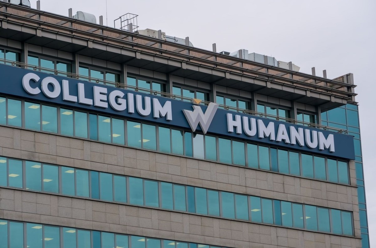 Collegium Humanum powstało w 2018 r. w Warszawie. Prywatna uczelnia oferowała szybkie kursy MBA i inne programy ułatwiające zdobywanie dyplomów często wykorzystywanych do awansu w strukturach spółek Skarbu Państwa.
