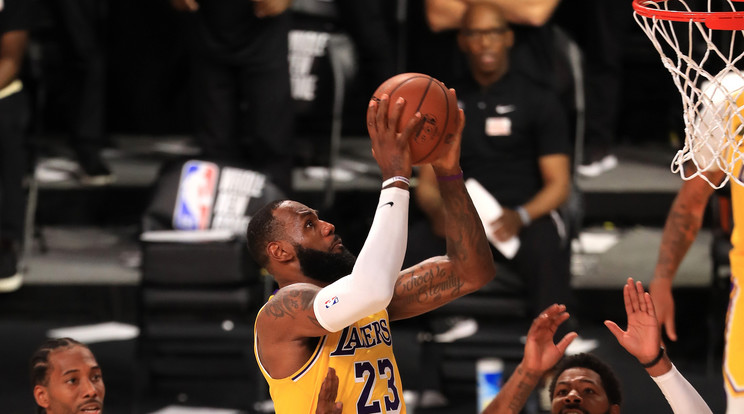 A folytatódó bajnokságban LeBron James (labdával) vezérletével nyert a Los Angeles Lakers a Clippers ellen / Fotó: Getty Images