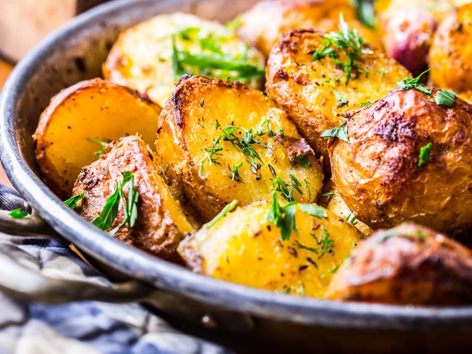 Pekarski krompir iz rerne: Recept za prilog koji će svaki ručak pretvoriti u gozbu